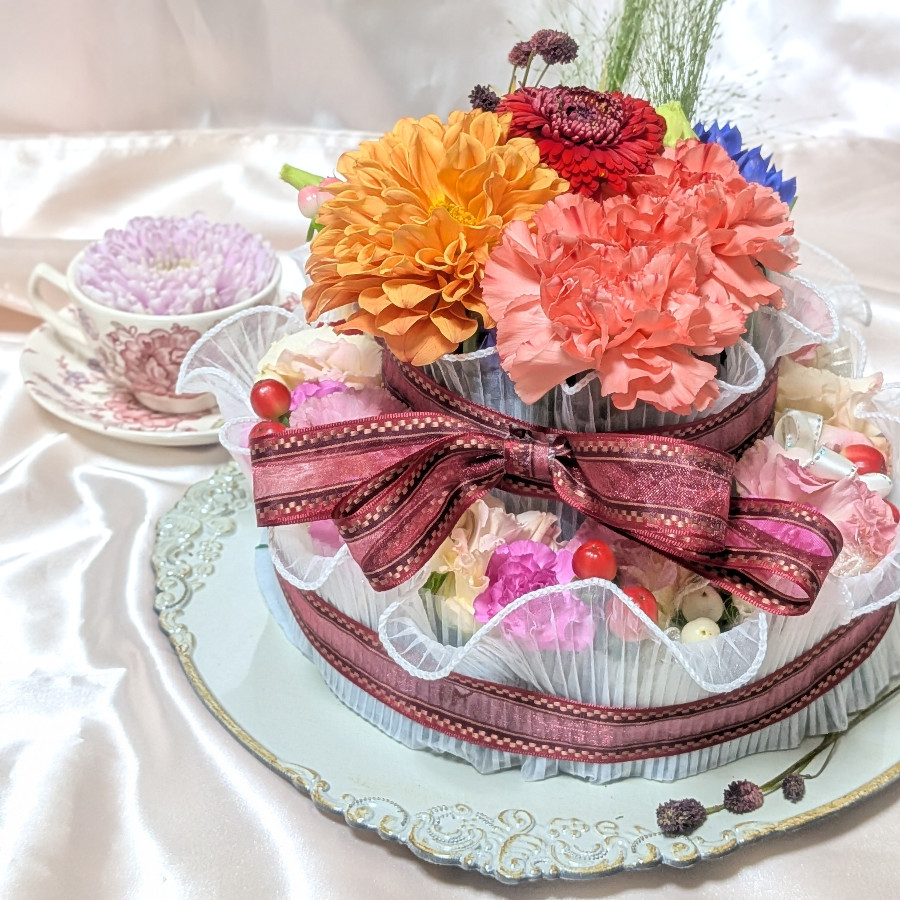豪華！２段のお花ケーキ 生花の二段ケーキです！
平らな花器のエチュードは、スイーツ盛り付けのアレンジメントにピッタリ！
オアシスを丸くカットして使います。
生花はスイーツカラーを選ぶと良いですね。
フリルを巻いて、可愛く仕上 Calm Colors