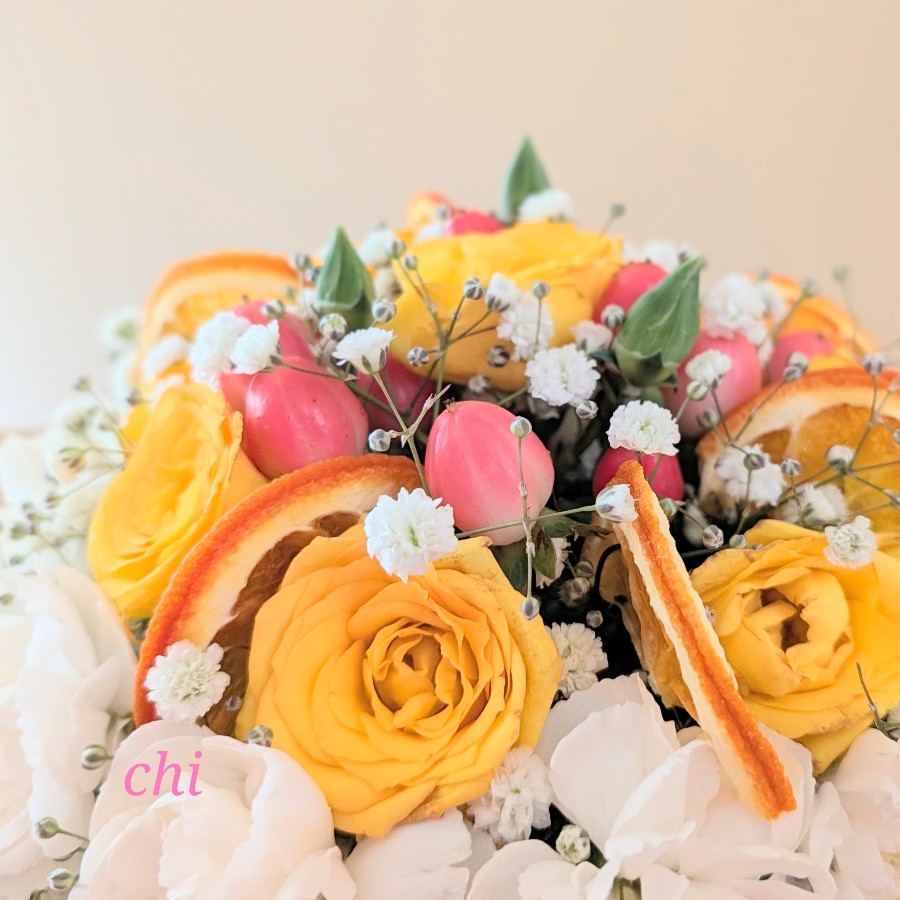 Flower Cake フラワーケーキ。
白いカーネーションでホイップクリームを表現。
バラやドライオレンジでデコレーション。
秋らしい色合いのケーキに仕上げました。 flower school 千花～senka～