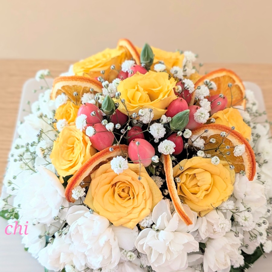 Flower Cake フラワーケーキ。
白いカーネーションでホイップクリームを表現。
バラやドライオレンジでデコレーション。
秋らしい色合いのケーキに仕上げました。 flower school 千花～senka～