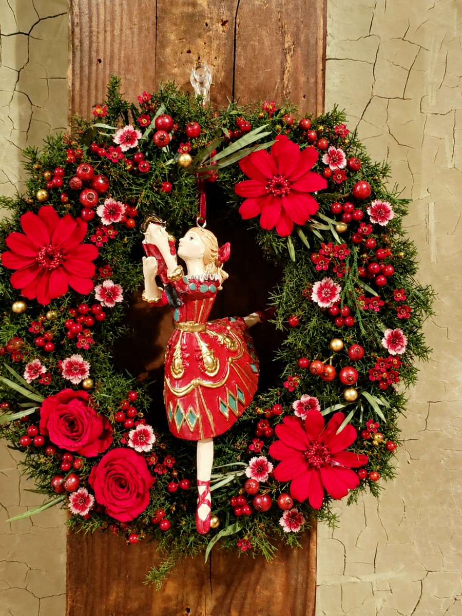 くるみ割り人形のリース 深い色合いのグリーンベースに、赤い花と実をあしらったクリスマスのオーダーリースです。
メインの花はプリザーブドのバラとジニア、小花と実ものはアーティフィシャルを使用しておりますので、緑と鮮やかな赤のコ はなさか兄さん