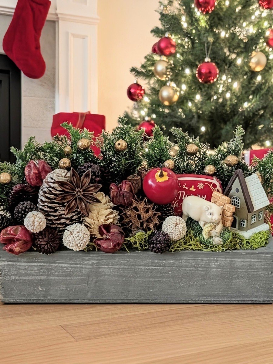 森と木の実のクリスマスオブジェ 色々な木の実を沢山使った森のクリスマスオブジェです。沢山の木の実に驚くブタさんです。
 flower gift Y,s