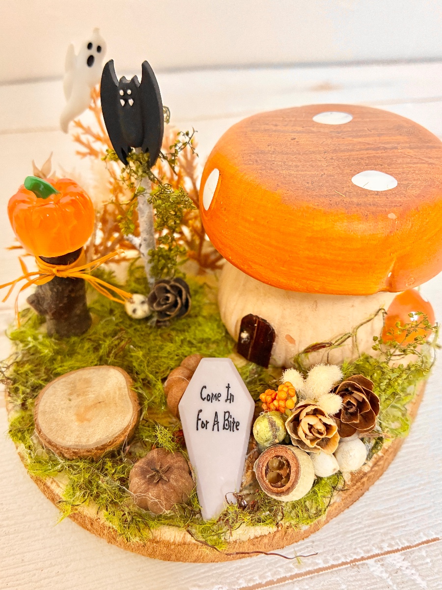 森のハロウィン 森のハロウィン
切り株にお家に見立てたオブジェとドライ花材を飾ったかわいい森のハロウィンです。お好きなフィギュアを飾って頂けます。 tera