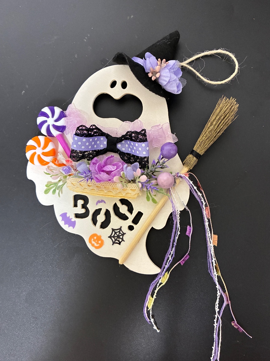 ゴーストプレートのかわいいハロウィン飾り かわいいゴーストプレートに魔女ハットやリボン、パープル系の花材を飾ったかわいいハロウィン飾りです。
ガーランドに吊り下げたり、オブジェとして立て掛けてもかわいいです♪ tera