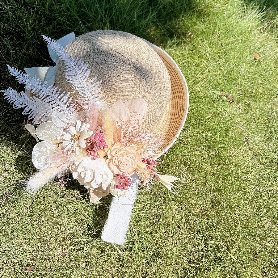 麦わら帽子と 麦わら帽子に取り付けられるように紡ぎました。
コサージュのようになっています。
淡いピンクでプリンセス仕様にしました♡ primavera
