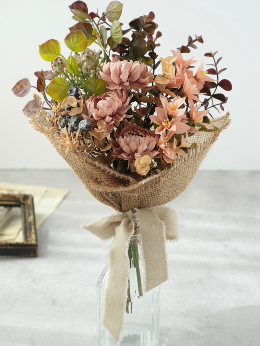 幸せが実るよう想いを込めた、くすみピンクのスワッグ 使用しているブルーベリーの花言葉は「実りある人生」
メインのお花、マム(ピンク)には「甘い夢」という花言葉があります。
お花を迎え入れてからの日々がよりたくさんの幸せで実り
素敵な夢が続いていきますよ satokomu