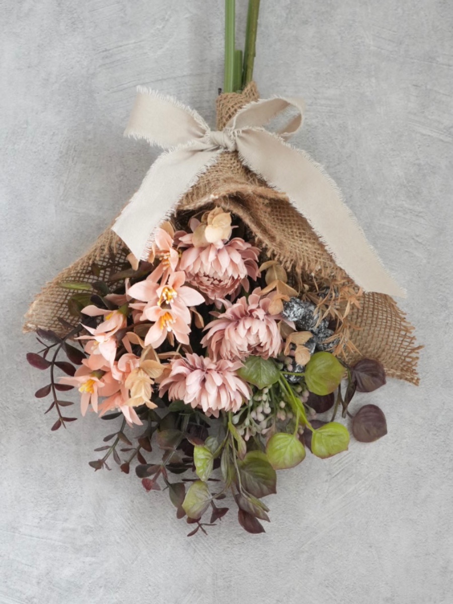 幸せが実るよう想いを込めた、くすみピンクのスワッグ 使用しているブルーベリーの花言葉は「実りある人生」
メインのお花、マム(ピンク)には「甘い夢」という花言葉があります。
お花を迎え入れてからの日々がよりたくさんの幸せで実り
素敵な夢が続いていきますよ satokomu