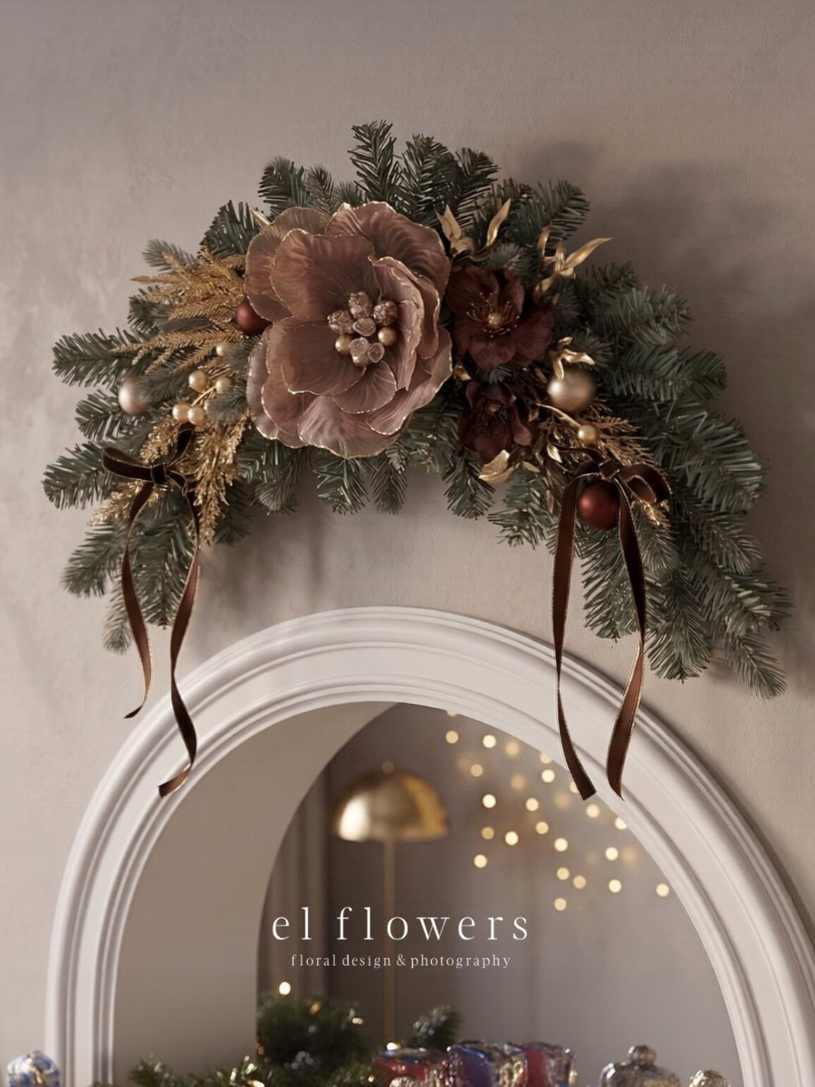 シフォンマグノリアのクリスマススワッグ 落ち着いたグリーンに、ブラウンの大輪の花とゴールドの装飾を重ねた、横長のアーチ型クリスマススワッグです。 el flowers