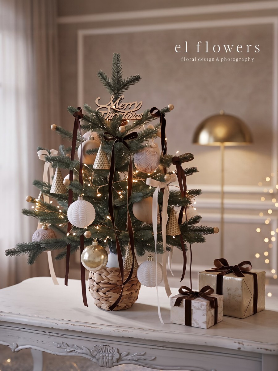 リボンのクリスマスツリー テーブルやチェストの上にも置けるサイズのクリスマスツリー。（高さ約60cm）

飾りつけの主役は、3種類のリボンです。
ゴールドの縁取りがあるブラウンのベルベットリボンなどを枝に結び、すっと長く垂らし el flowers