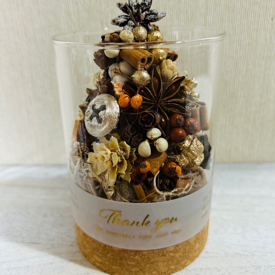 ガラスベースのクリスマスツリー オープンタイプのガラスベースの中に木の実のツリーを飾りました。 mandarin lop