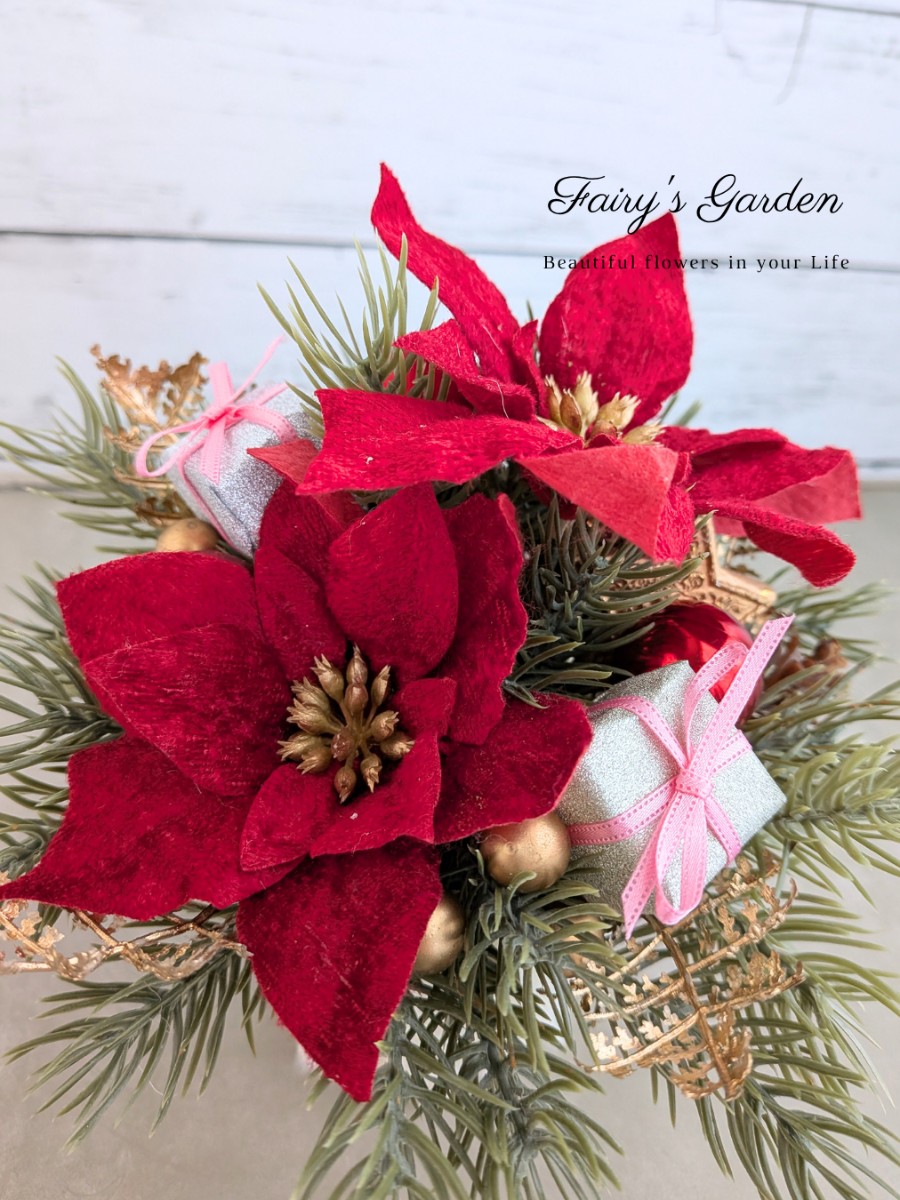 クリスマスアレンジ 真っ赤なポインセチアのクリスマスツリーみたいな賑やかなアレンジ。
もこもこ毛糸の花器がポイントです。 Fairy’s　Garden