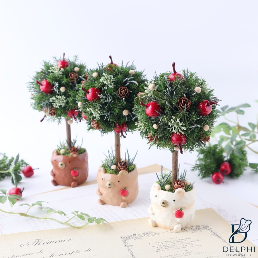 りんごのミニトピアリー（クマ） クリスマスの飾りとしても楽しめるレッド＆グリーンのミニトピアリー

くまさんの手にはあなたへのおすそ分けのりんごが一つ

ほっこりなひと時を。。。 フラワーズギフトデルフィ/DELPHI