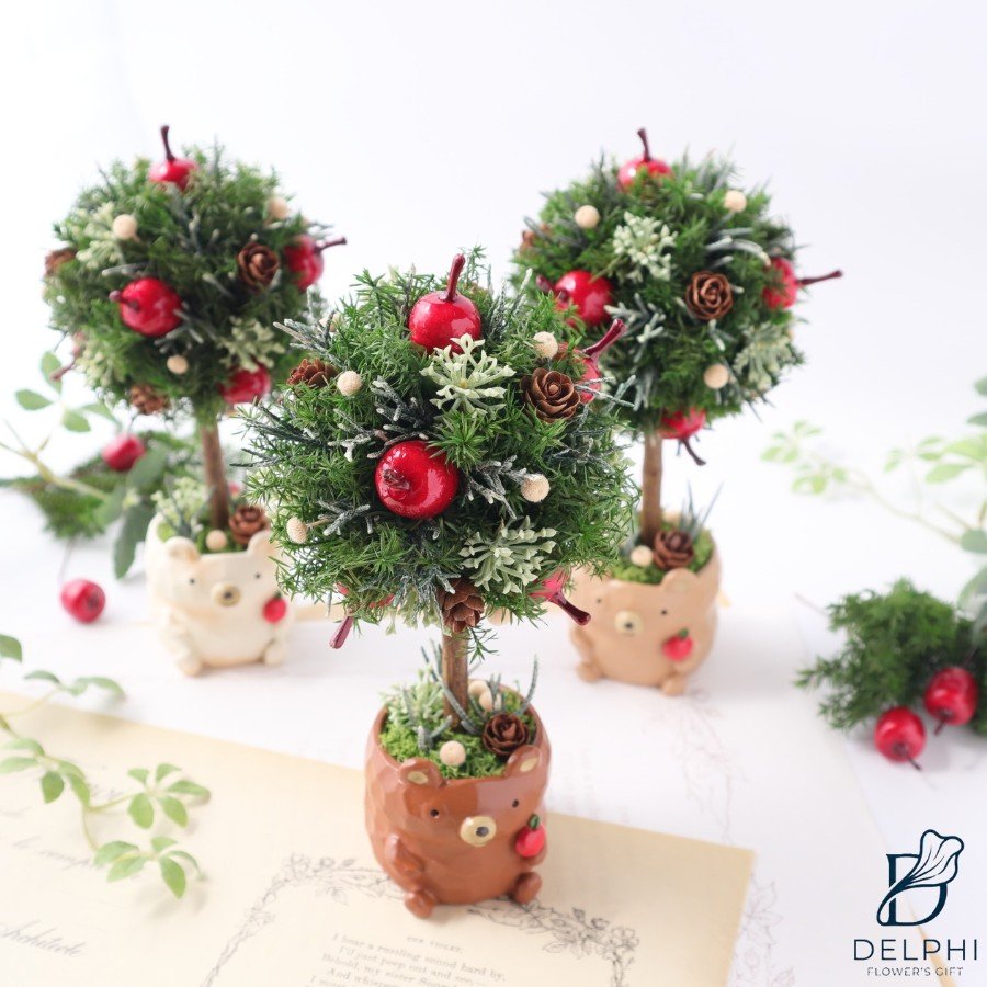 りんごのミニトピアリー（クマ） クリスマスの飾りとしても楽しめるレッド＆グリーンのミニトピアリー

くまさんの手にはあなたへのおすそ分けのりんごが一つ

ほっこりなひと時を。。。 フラワーズギフトデルフィ/DELPHI