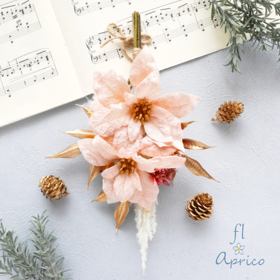 ピンクポインセチアのきらめくクリスマスミニスワッグ 淡いピンクのベルベット調のポインセチアを
きらめくゴールドのリーフや
ふわふわのパンパス、フェザーに
レッドのベリーも加えて
大人可愛いクリスマススワッグにしました。

キラキラ感が冬の特別感を演出し fl-aprico