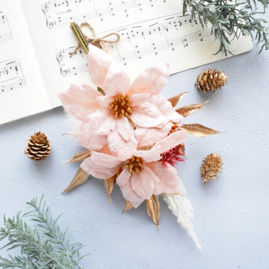 ピンクポインセチアのきらめくクリスマスミニスワッグ 淡いピンクのベルベット調のポインセチアを
きらめくゴールドのリーフや
ふわふわのパンパス、フェザーに
レッドのベリーも加えて
大人可愛いクリスマススワッグにしました。

キラキラ感が冬の特別感を演出し fl-aprico