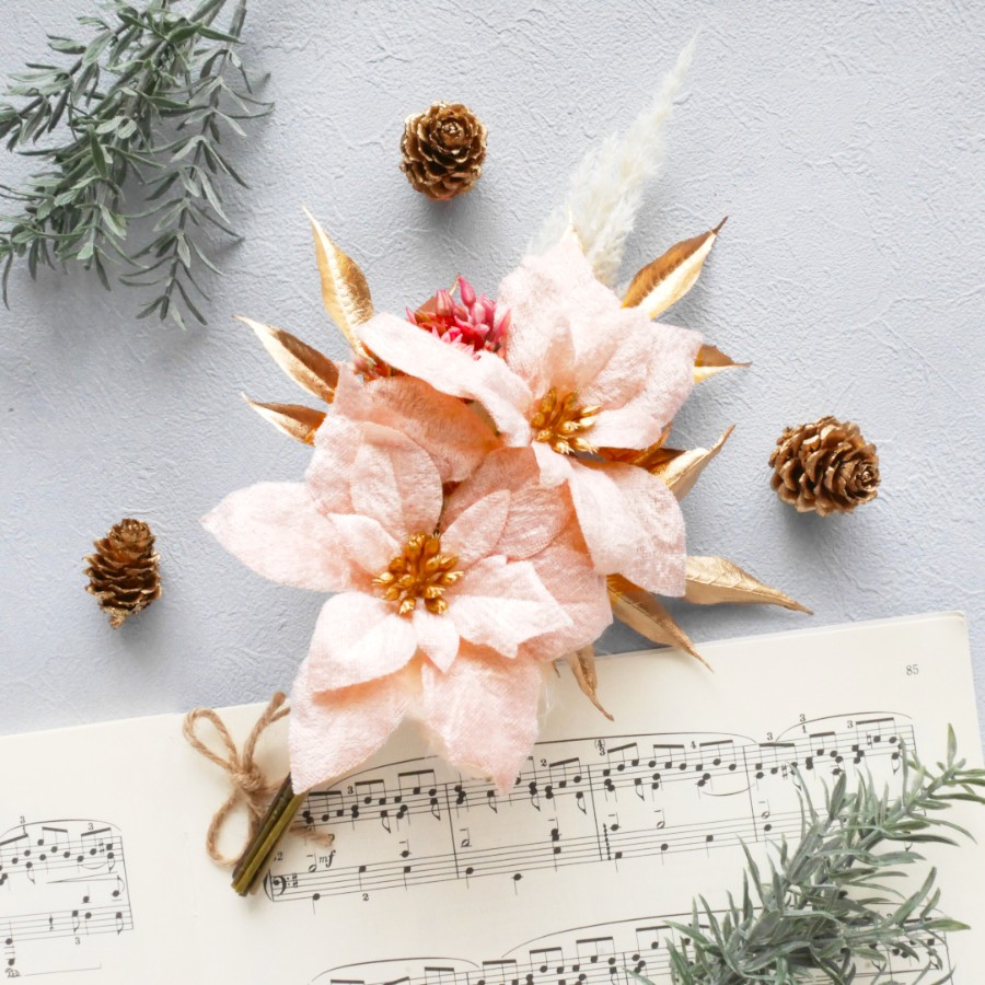 ピンクポインセチアのきらめくクリスマスミニスワッグ 淡いピンクのベルベット調のポインセチアを
きらめくゴールドのリーフや
ふわふわのパンパス、フェザーに
レッドのベリーも加えて
大人可愛いクリスマススワッグにしました。

キラキラ感が冬の特別感を演出し fl-aprico