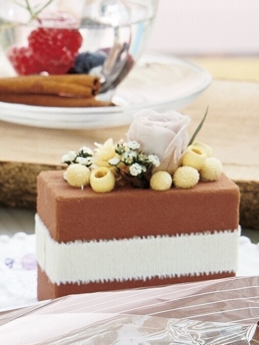 フォームとリボンで簡単チョコレートケーキ