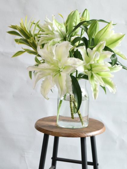生花 八重咲きオリエンタルユリ アイシャ 白 4輪 Ot 通販 はなどんやアソシエ