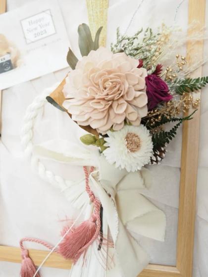 ずっときれいな大輪のホワイトダリアに南天の実と竹水引きのアレンジメント２点セット 即日☆【ハンドメイドフラワー】大地農園/ソーラーダリア・ピンクアイ