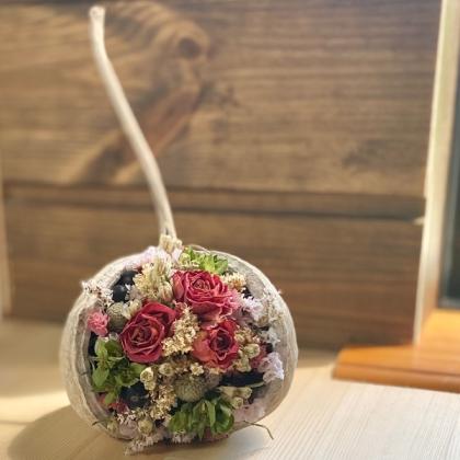 気品あるアンティークフレームが目を引く華麗な押し花アート額