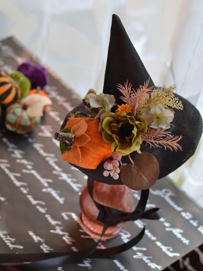 黒のウールハット フラワー装飾付き MGV（エムジーヴィー）の「クロシェフラワーデザインニットバケット